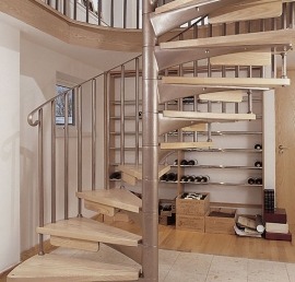 Металлокаркасная лестница со ступенями из дерева