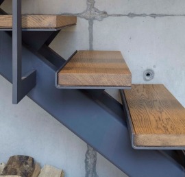 Металлокаркасная лестница с деревянными ступенями