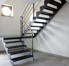 Металлокаркасная лестница в дом