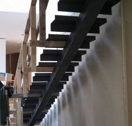 Деревянная лестница с каркасом из металла