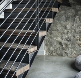 Лестница закрытого типа на каркасе из металла